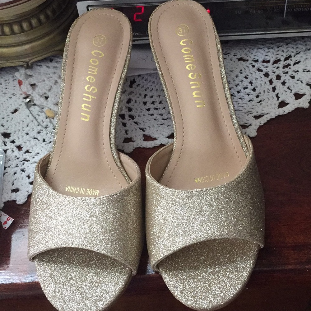 Gold filter shoes size 7. Nice slip on mules 🌷🌷